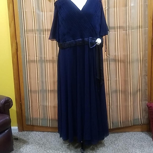 Stunning  full length Evening Dress with Crystal - Picture 1 of 8
